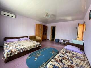 Гостиница Фортуна Феодосия Четырехместный номер с душем-1